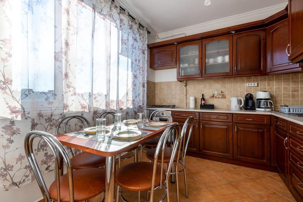 Spacious And Bright Flat Between Airport & Center Leilighet Budapest Eksteriør bilde